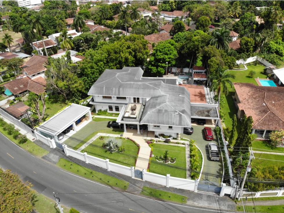 Venta de Casa con Piscina en Altos del Golf