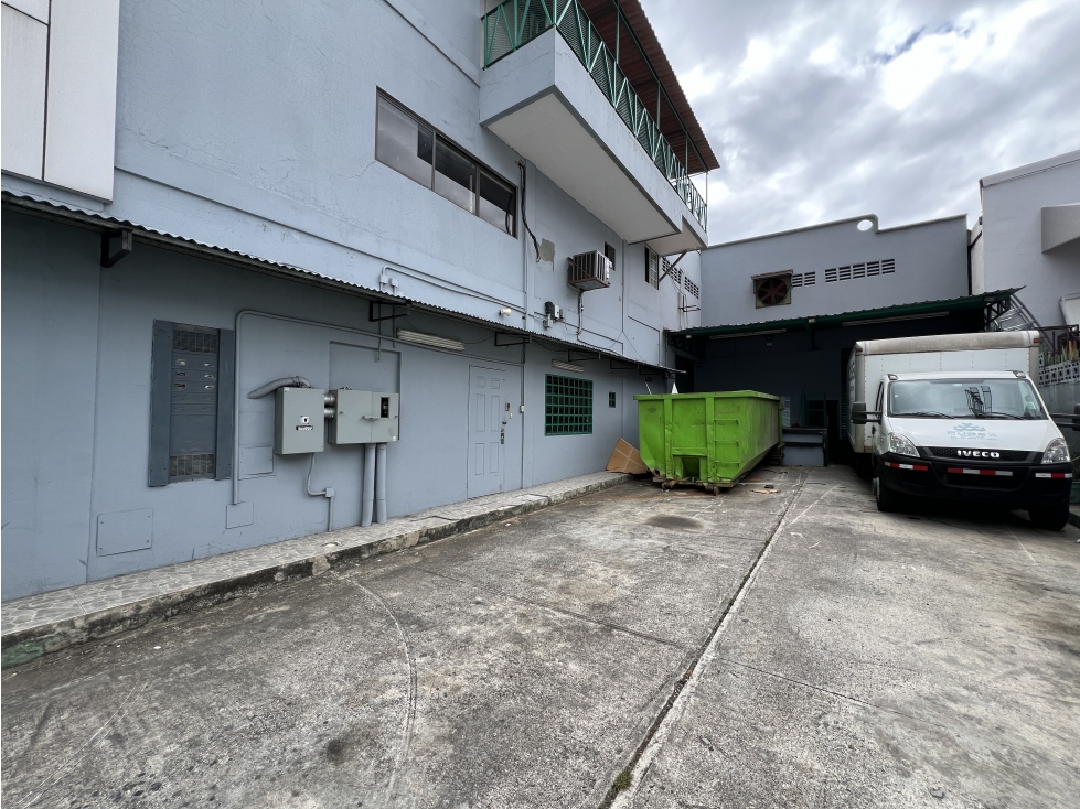 Venta de edificio con bodega en Costa del Este - 1