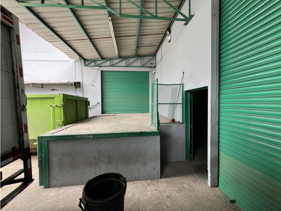 Venta de edificio con bodega en Costa del Este - 2