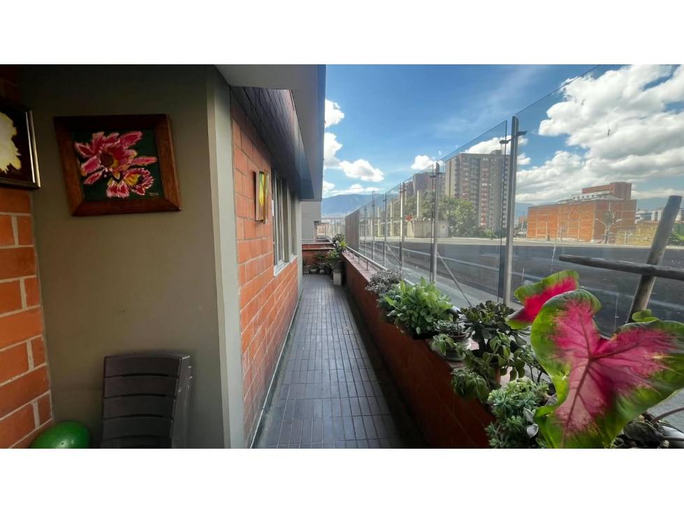 Venta de amplio apartamento en los Colores con 102 m2