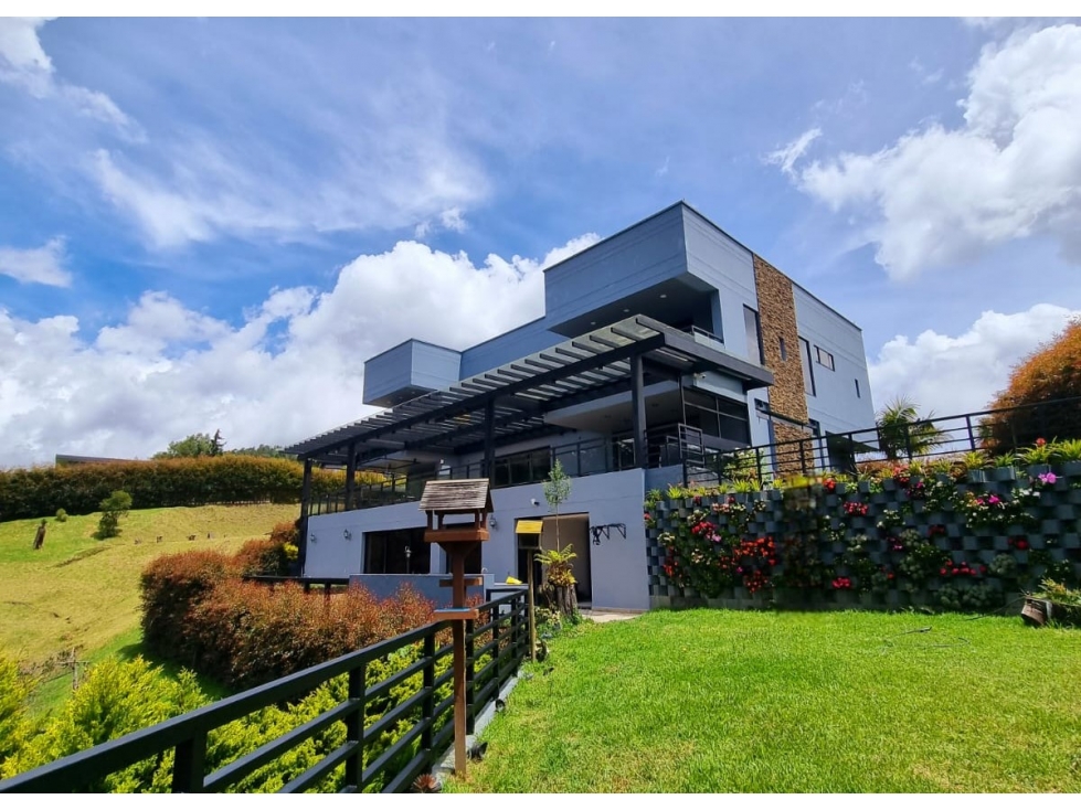 CASA CAMPESTRE DE TRES NIVELES EN ALTO DE LAS PALMAS