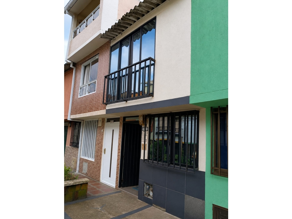 SE VENDE CASA UNIFAMILIAR DE 3 PISOS