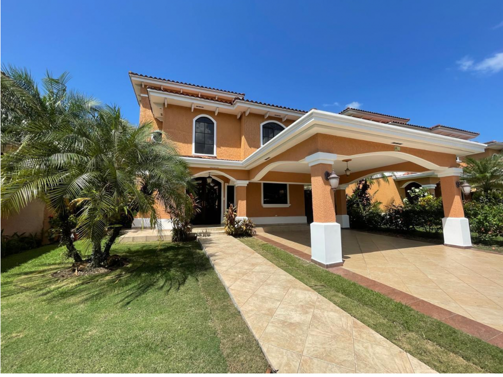 Venta de Casa Super espaciosa en Clayton Village con Piscina