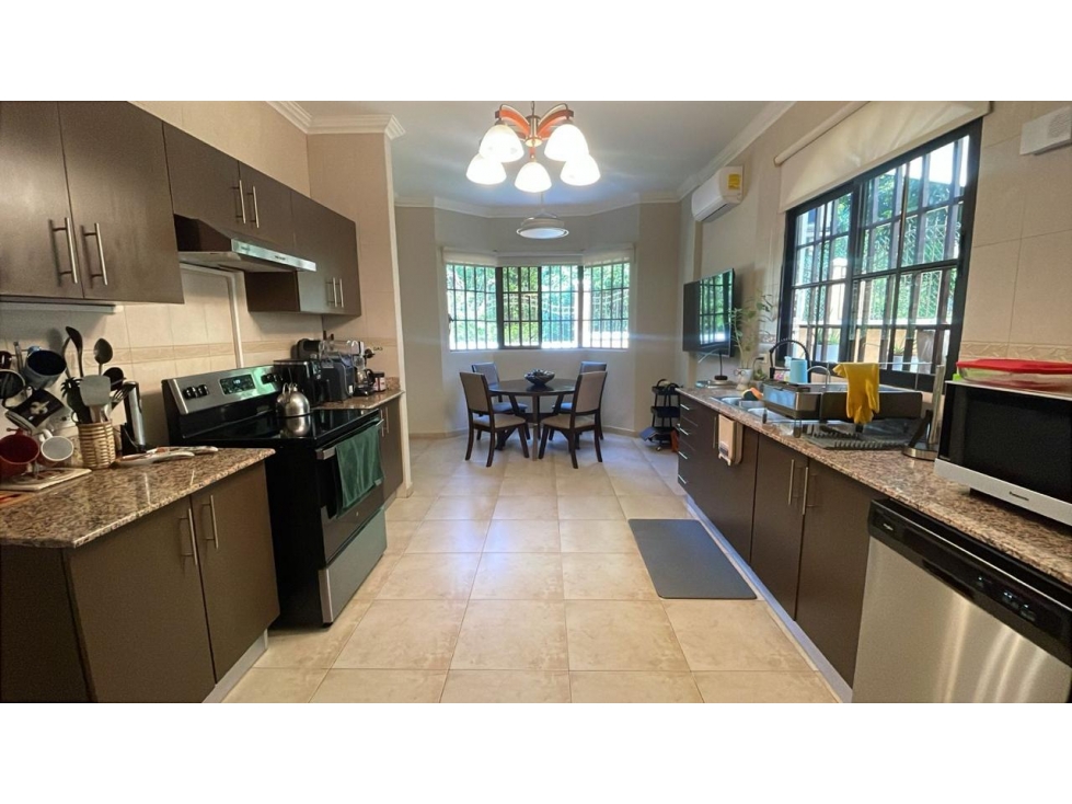 Venta de Casa Super espaciosa en Clayton Village con Piscina - 4