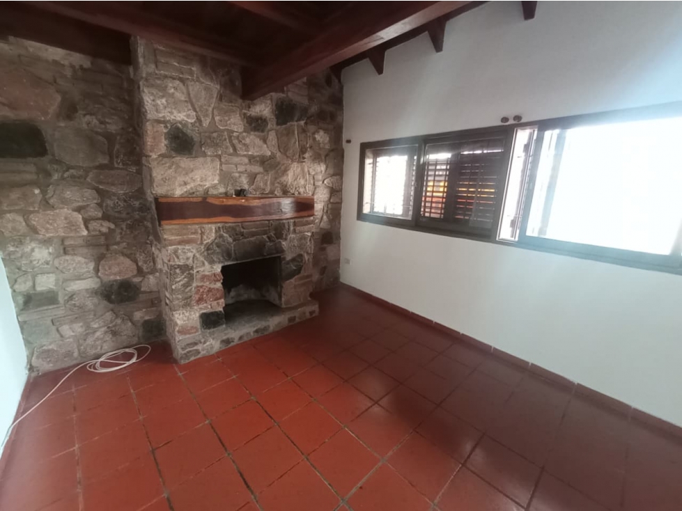 CASA 3 DORMITORIOS - COCHERA DOBLE - PILETA - QUINTAS DE ARGÜELLO — foto 4