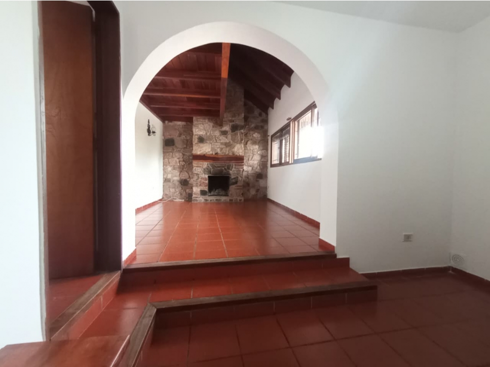 CASA 3 DORMITORIOS - COCHERA DOBLE - PILETA - QUINTAS DE ARGÜELLO — foto 3