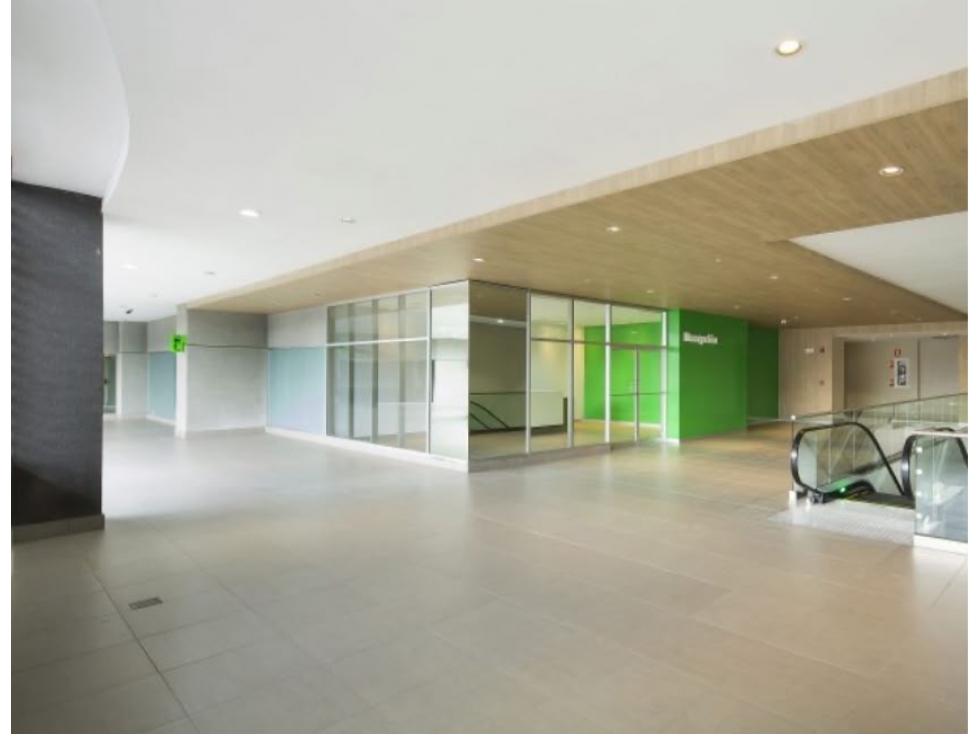 Se Vende local para consultorio-Signature Plaza/ Brisas del Golf (LM)
