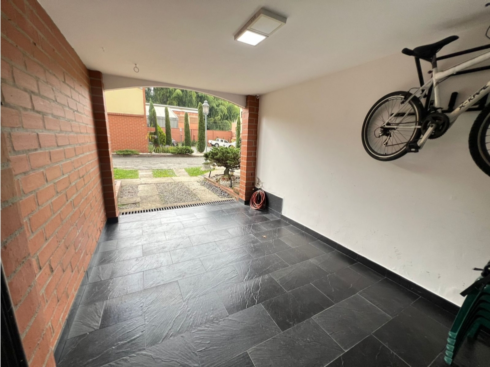 Casa de tres niveles en Venta Sabaneta — foto 3