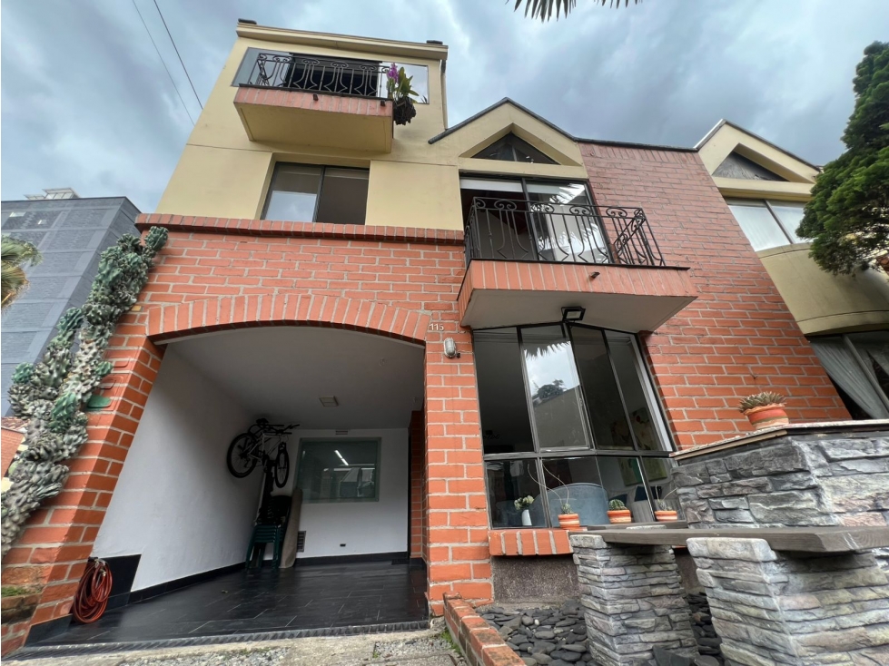 Casa de tres niveles en Venta Sabaneta — foto 2