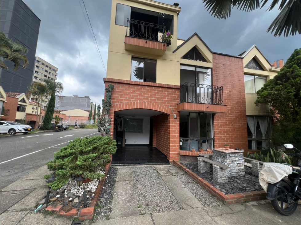 Casa de tres niveles en Venta Sabaneta