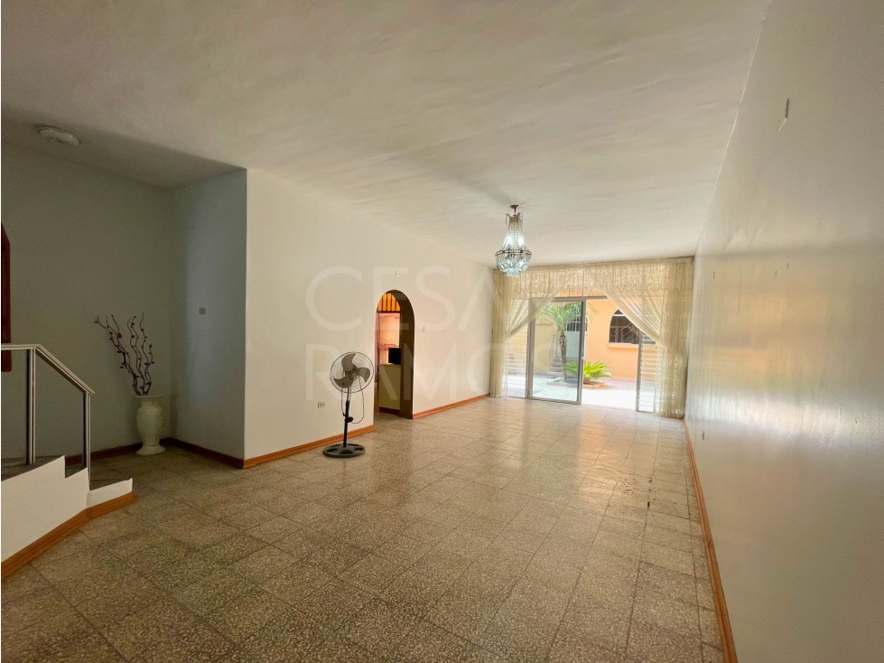 ALQUILO AMPLIA CASA CON 5 HABITACIONES EN AV SANTA ROSA SULLANA - 2