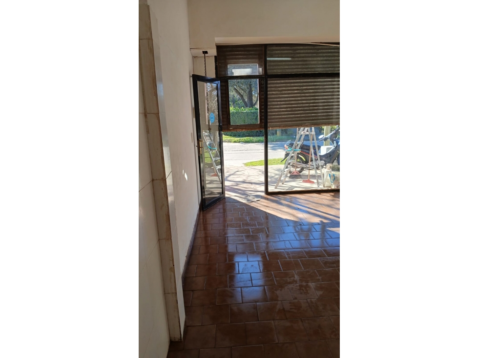 Oportunidad en block departamento y dos locales sobre avenida - 6