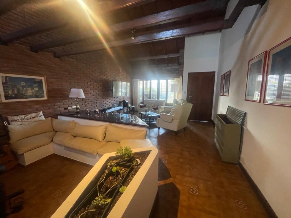 Chalet de 5 ambientes en Caisamar con parque y garage - 2