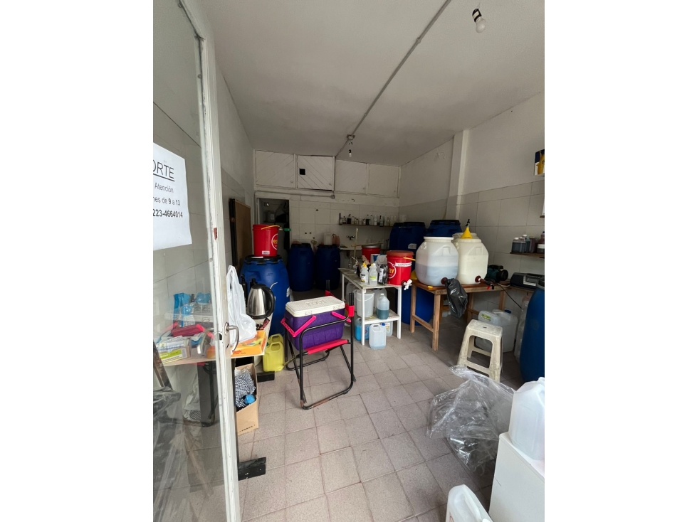 Oportunidad en block departamento y dos locales sobre avenida - 4