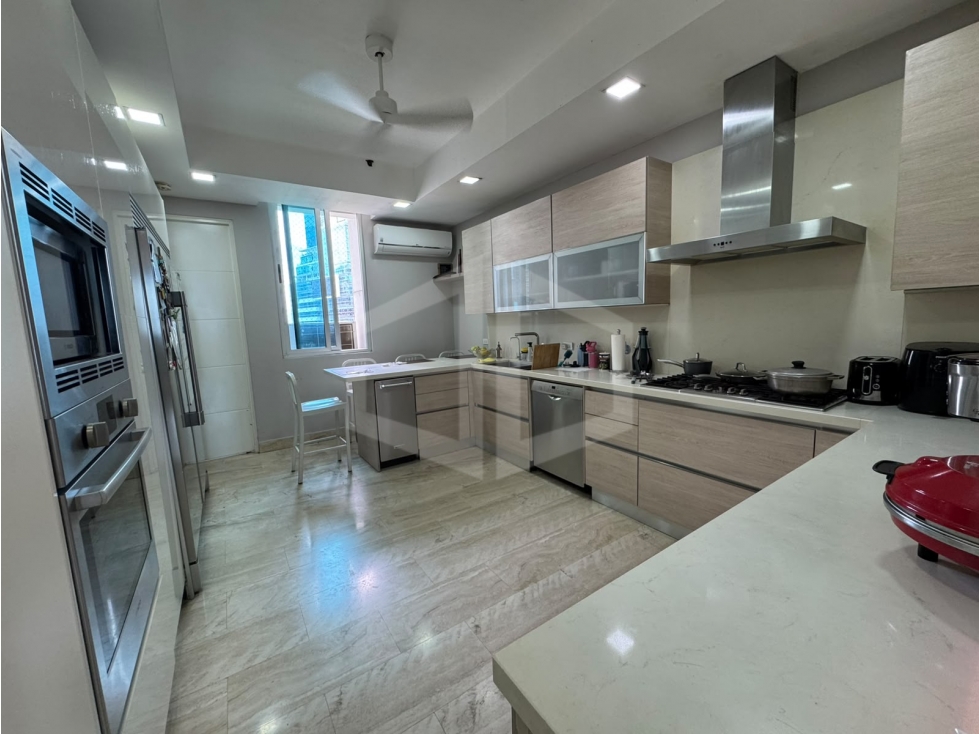 Amplio apartamento remodelado en venta en Blue Bahía, Punta Pacífica - 2