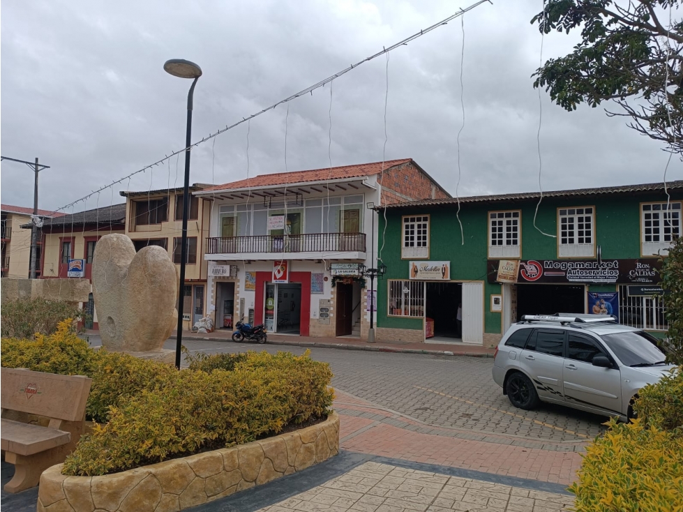 GRAN ESPACIO COMERCIAL DE 285 m² FRENTE AL PARQUE PRINCIPAL DE TIBANÁ - 2