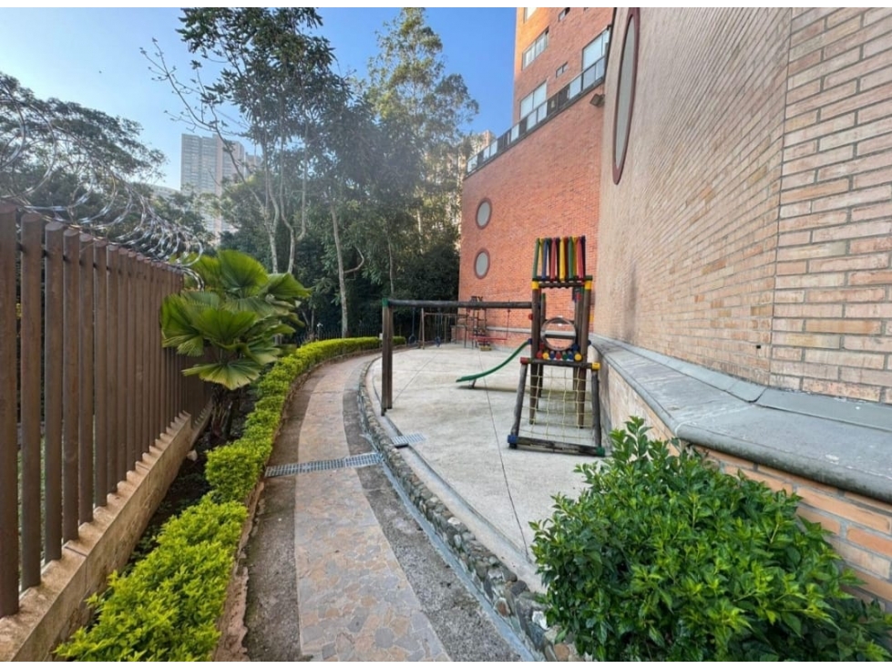 SABANETA APTO AMPLIO CON ALTURA Y 2 BALCONES — foto 2