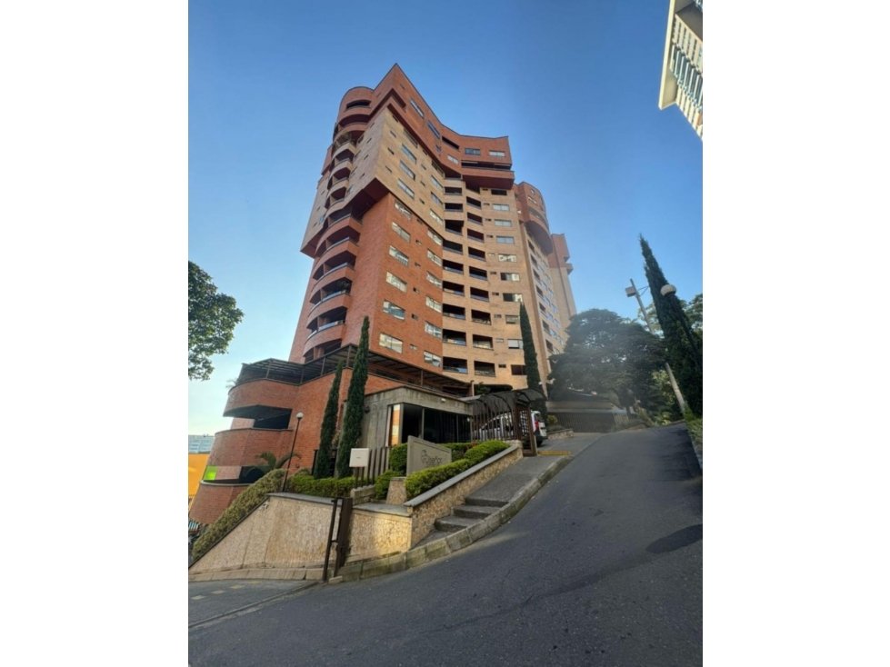 SABANETA APTO AMPLIO CON ALTURA Y 2 BALCONES