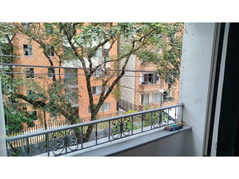 SABANETA APTO TERCER PISO POR ESCALAS DIAGONAL A LA ALCALDIA