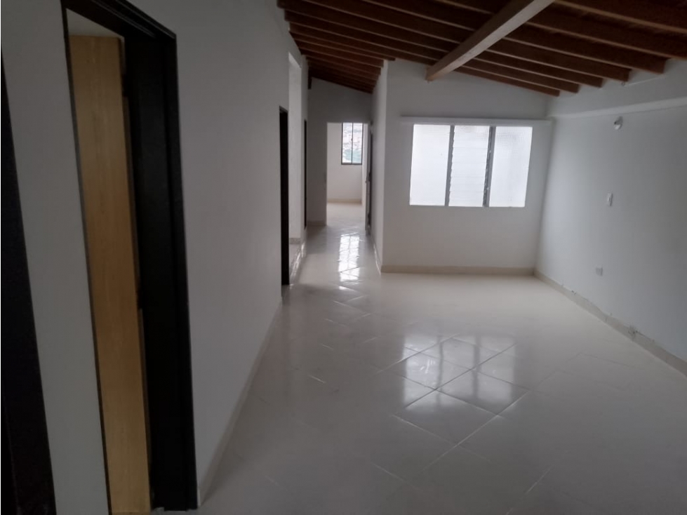 Vendo casa grande en el sector de la esmeralda, en toda la estación