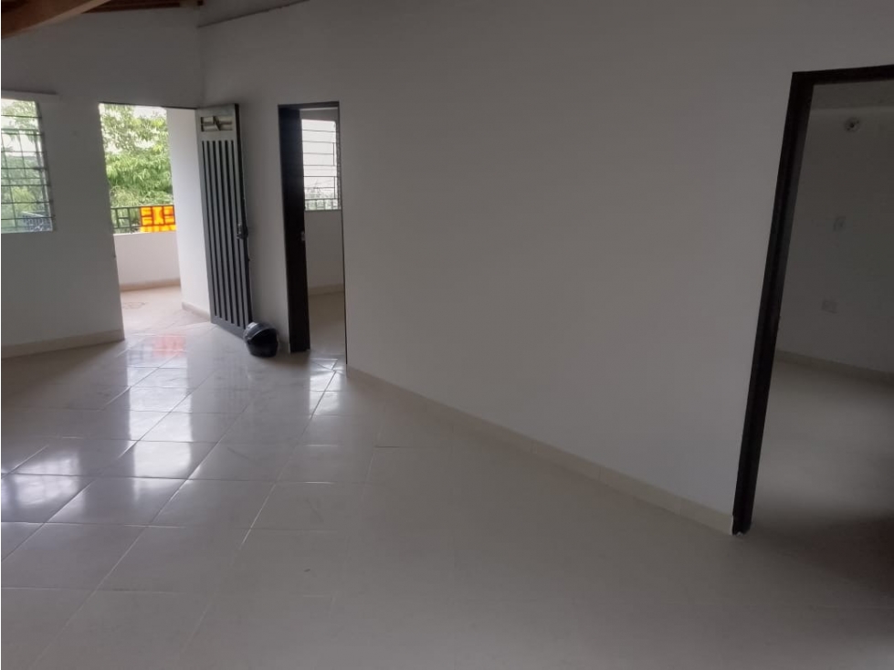 Vendo casa grande en el sector de la esmeralda, en toda la estación — foto 2