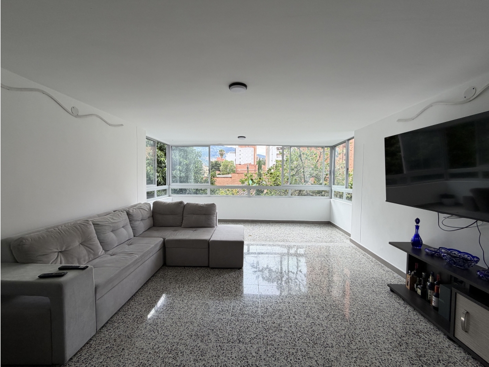 Apartamento reformado en venta en Laureles cerca a Santa Teresita