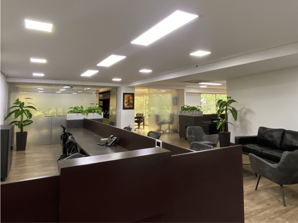 Amplia Oficina Amoblada en Arriendo en Mall Palms Avenue