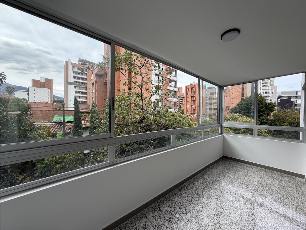 Apartamento reformado en venta en Laureles cerca a Santa Teresita — foto 2