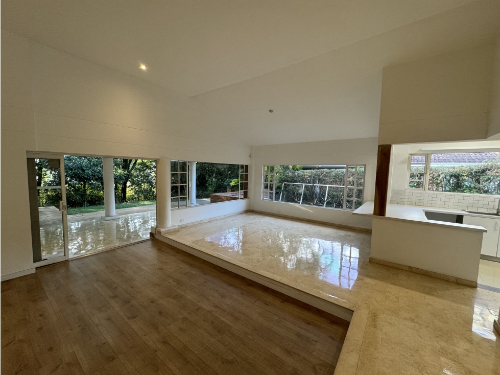 Casa independiente de un solo nivel en Loma del Marymount en Venta — foto 2