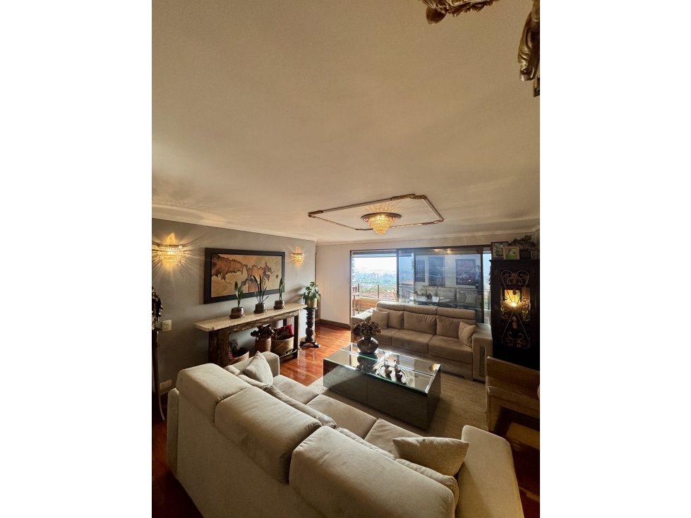 Amplio Apartamento en Venta - Poblado, Castropol