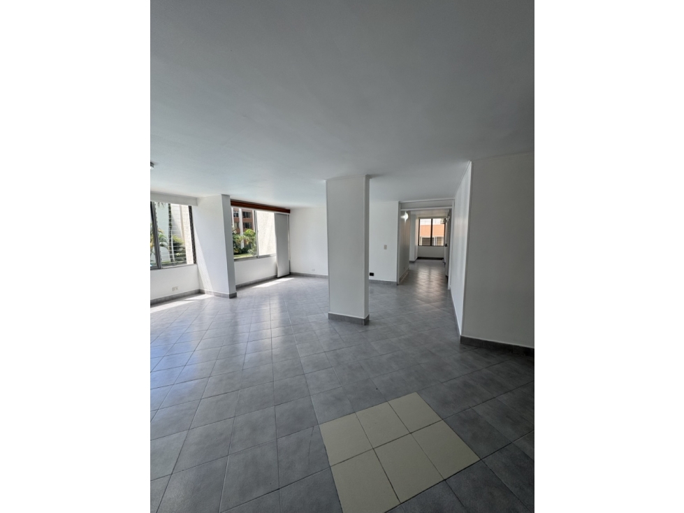 Amplio Apartamento en Venta - Poblado, Patio Bonito — foto 2