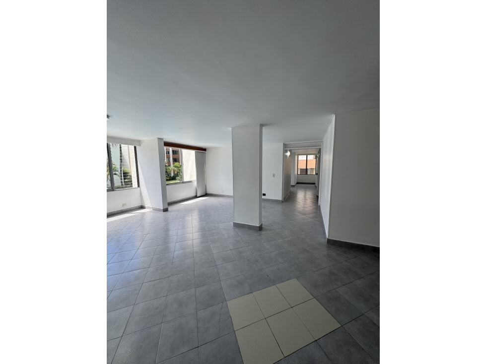 Amplio Apartamento en Venta - Poblado, Patio Bonito — foto 3