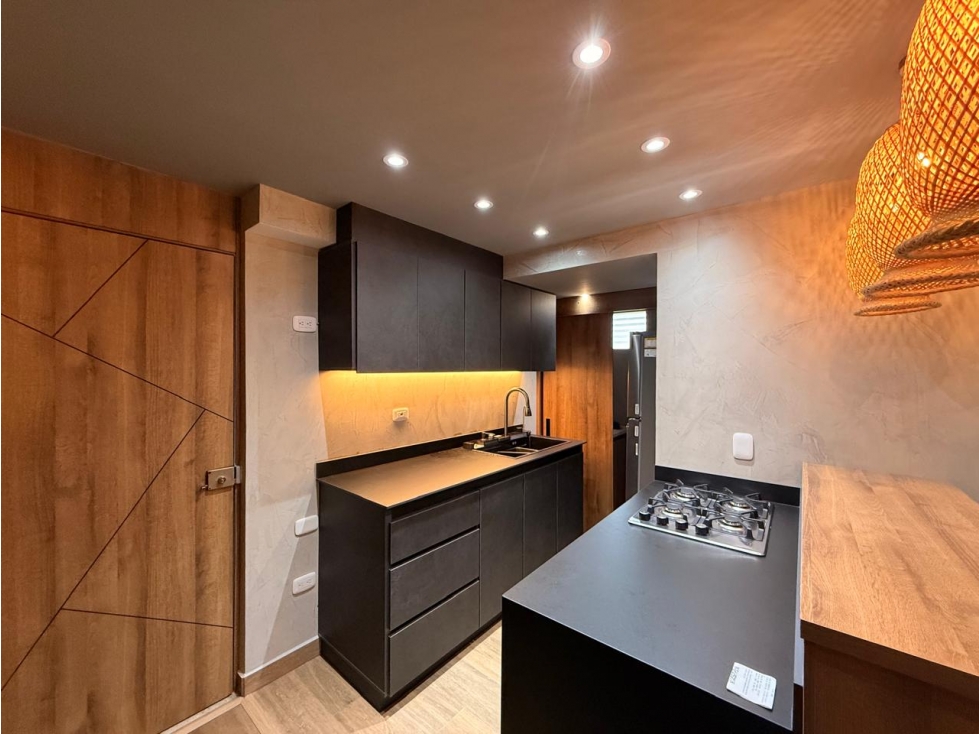 SE VENDE HERMOSO APARTAMENTO NUEVO, REMODELADO Y AMOBLADO — foto 2