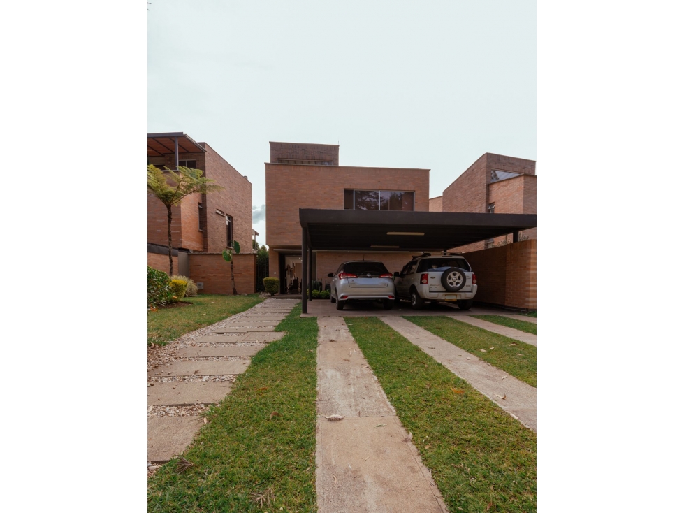 CASA CAMPESTRE FRENTE AL LAGO EN LLANOGRANDE — foto 2
