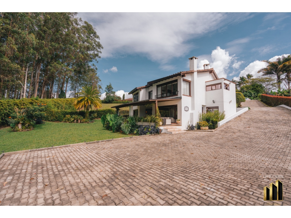 CASA EN UNIDAD CERRADA DE LLANOGRANDE SECTOR AMALITA