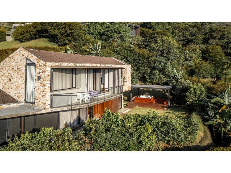 Casa de lujo, abrazada por la naturaleza y la tranquilidad de Envigado