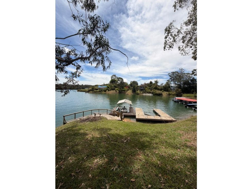 Lote con casa junto a la Piedra del Peñol y salida al embalse