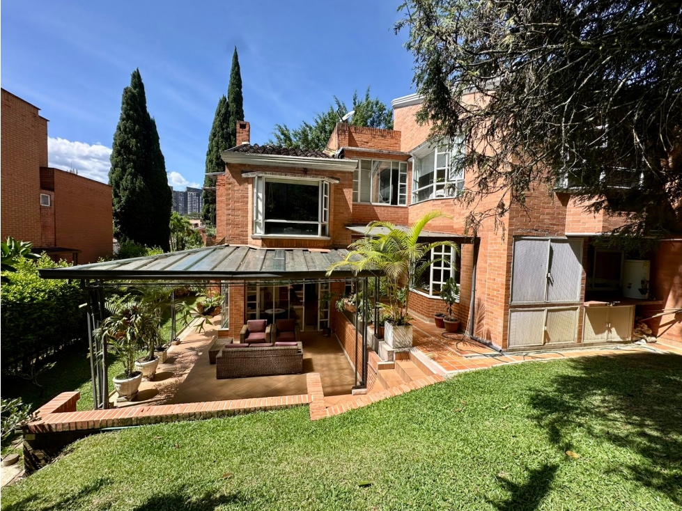 CASA DE 4 ALCOBAS CON ZONA VERDE MUY SILENCIOSA — foto 2