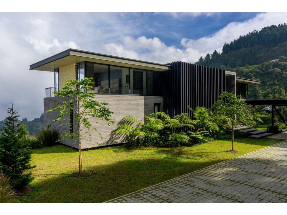 ESPECTACULAR CASA CON VISTA INIGUALABLE SOBRE MEDELLIN
