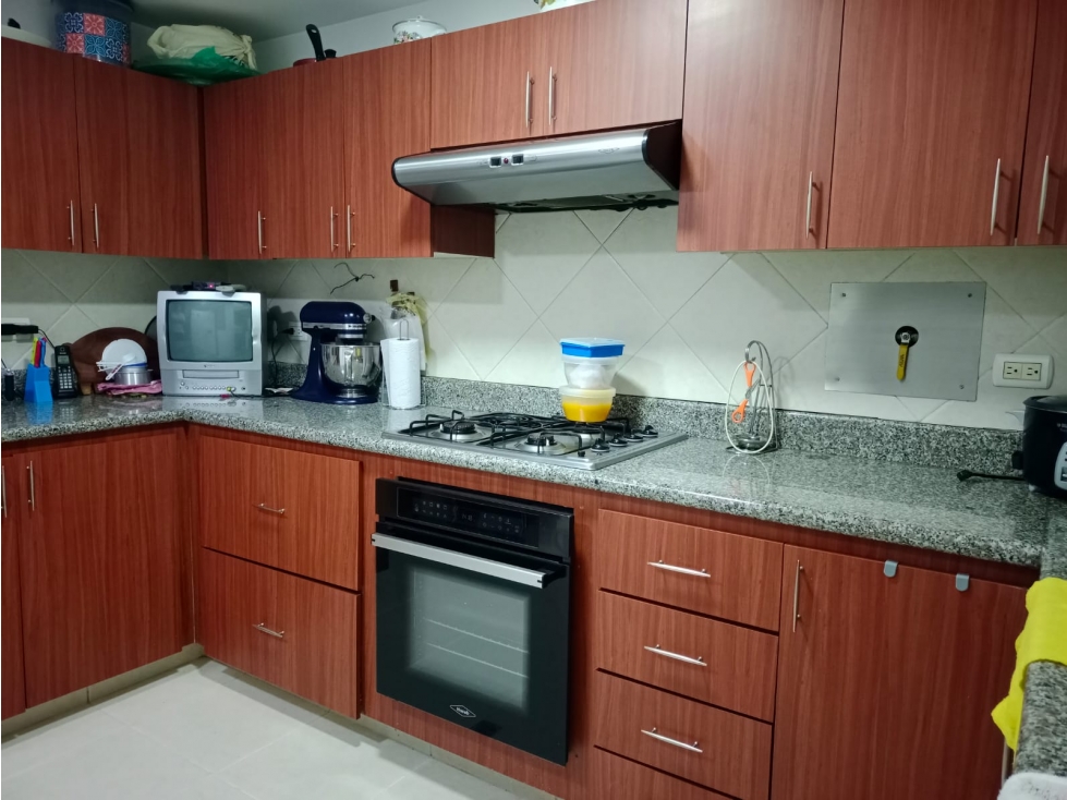 Casa en loma de Benedictinos. 4 alcobas, 3 niveles, jardín. — foto 5