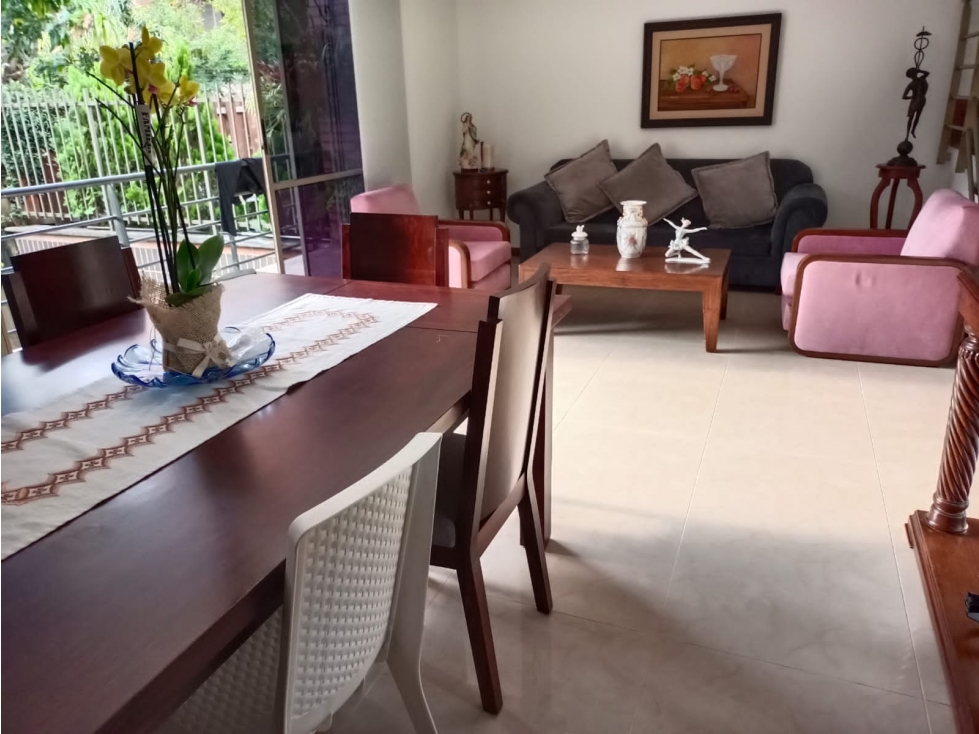 Casa en loma de Benedictinos. 4 alcobas, 3 niveles, jardín.