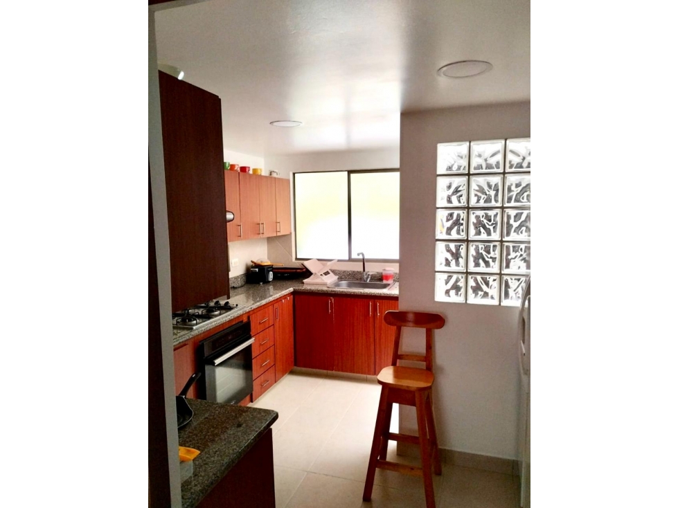 Casa en loma de Benedictinos. 4 alcobas, 3 niveles, jardín. — foto 4