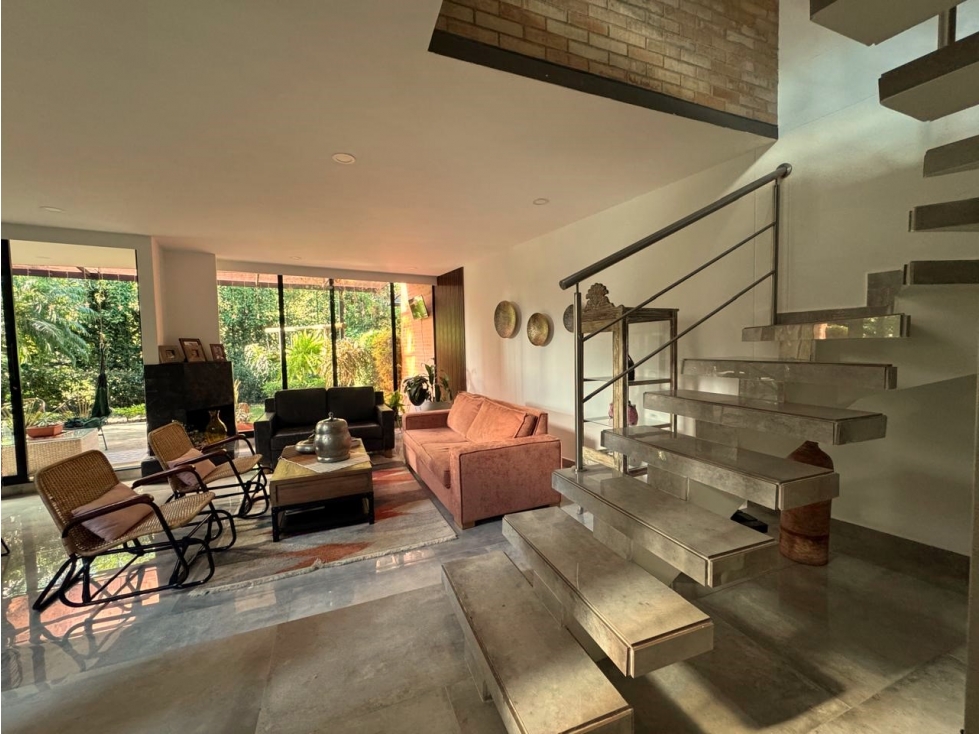 VENTA CASA 2 NIVELES 3 ALCOBAS CERCA AL TESORO, MEDELLÍN
