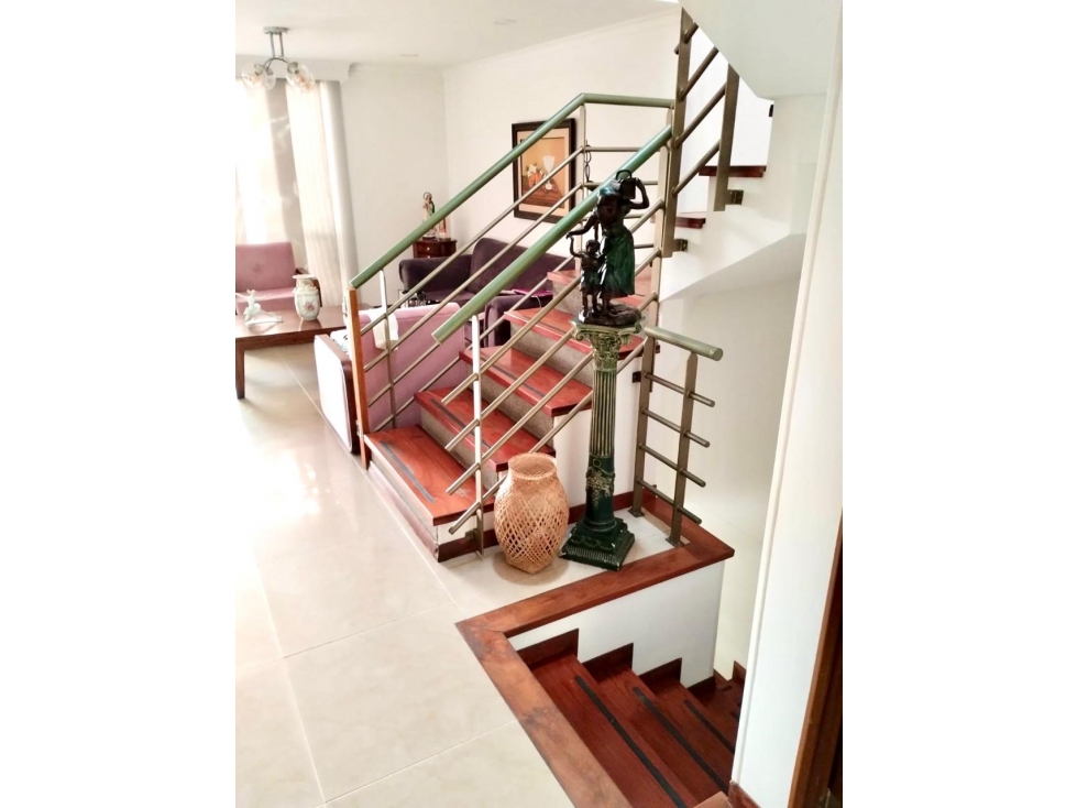 Casa en loma de Benedictinos. 4 alcobas, 3 niveles, jardín. — foto 6