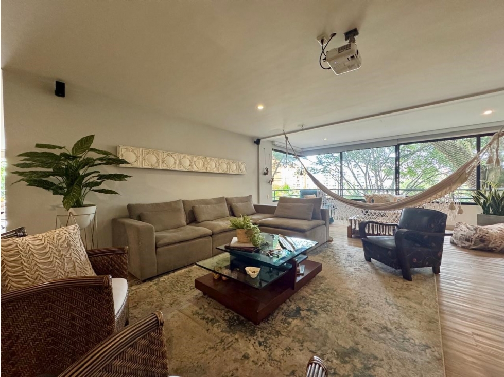 Venta apartamento remodelado, 3 alcobas, terraza. Los balsos, Medellín