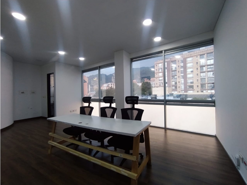SE VENDE OFICINA EN SANTA BARBARA BOGOTA — foto 2