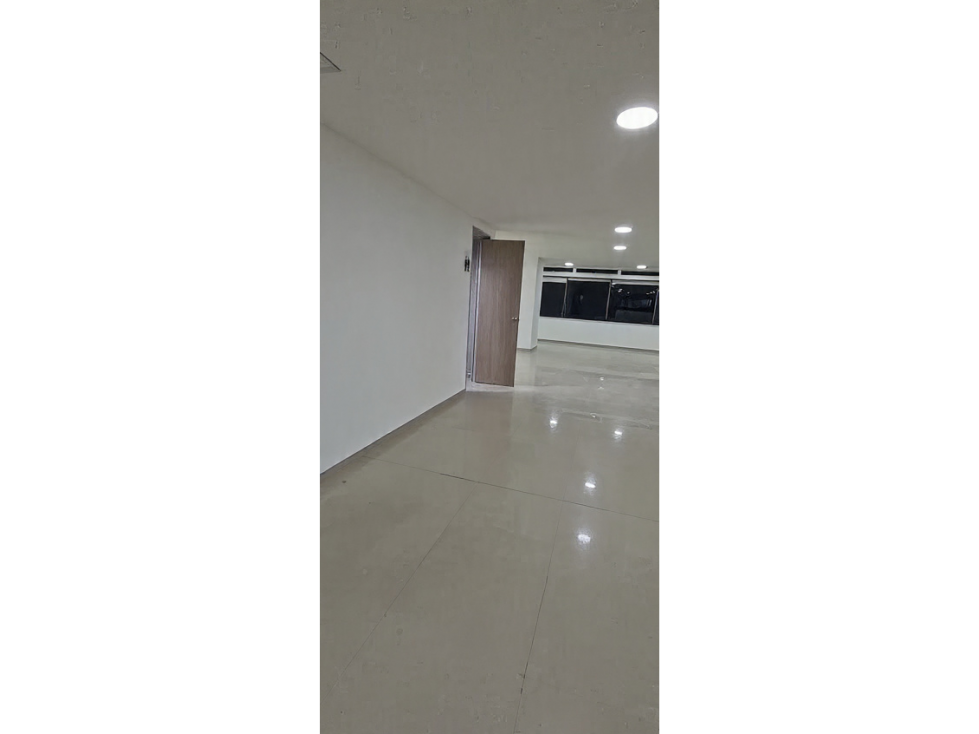SE VENDE Y/O ARRIENDA OFICINA EN CENTRO INTERNACIONAL BOGOTA — foto 2