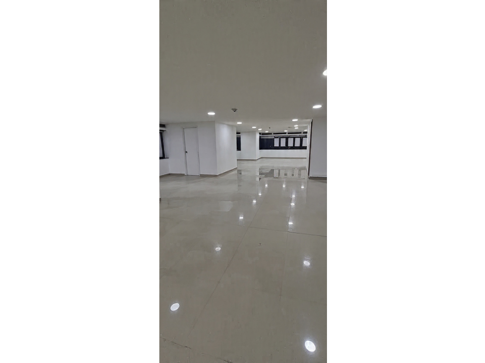 SE VENDE Y/O ARRIENDA OFICINA EN CENTRO INTERNACIONAL BOGOTA — foto 3
