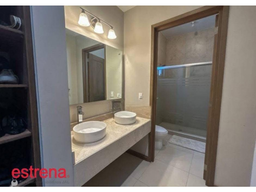 RESIDENCIA EN VENTA CERCA DE AV MANUEL GOMEZ MORIN — foto 2