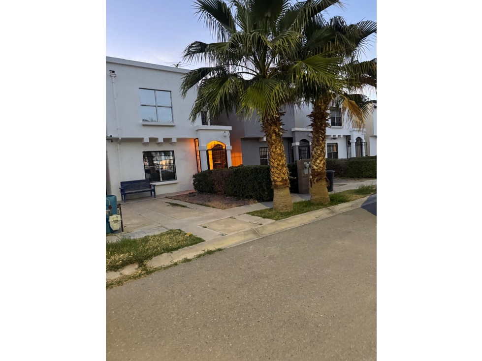 CASA EN RENTA AMPLIA EN ZONA SENDERO - 4